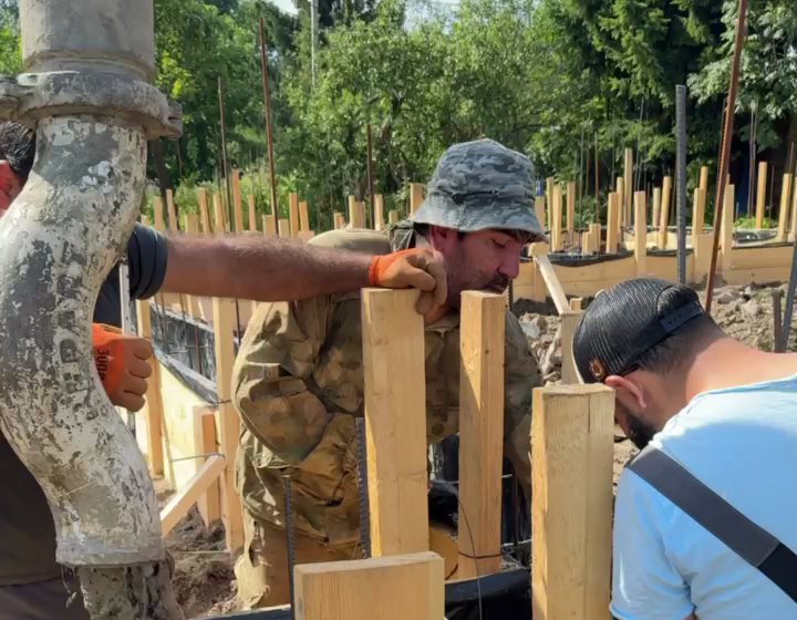 Бетонирование стены в щитовой опалубке