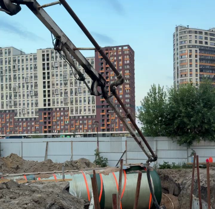 Автобетононасос со стрелой на городском объекте